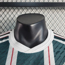 Camisa Manchester United Away II 2023/24 Adidas Jogador Masculina - modelo verde com detalhes escuros, uniforme de visitante da temporada, com escudo em destaque e design moderno que une tradição e estilo do clube inglês.