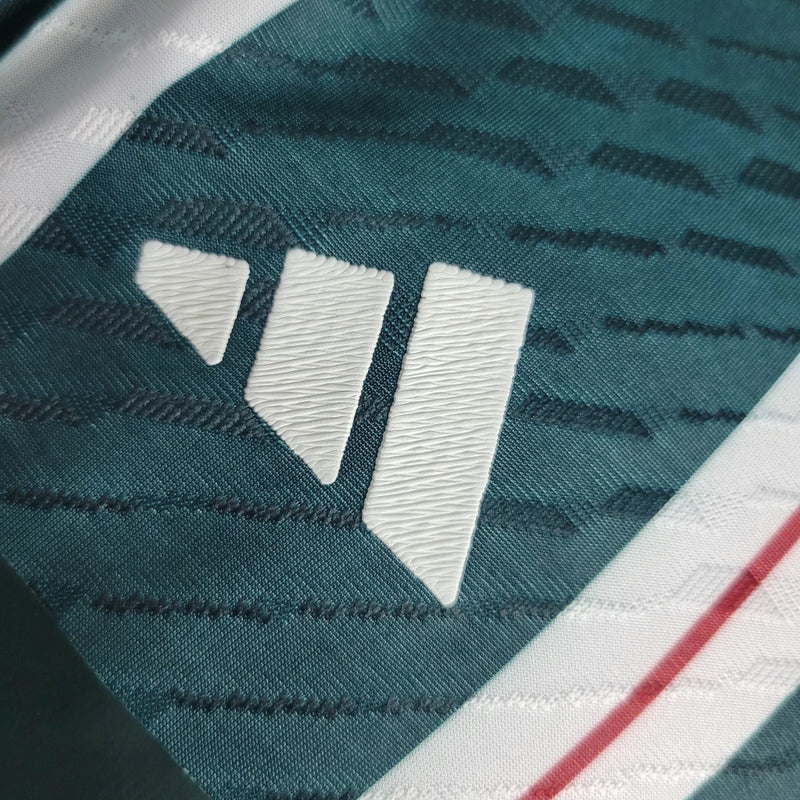 Camisa Manchester United Away II 2023/24 Adidas Jogador Masculina - modelo verde com detalhes escuros, uniforme de visitante da temporada, com escudo em destaque e design moderno que une tradição e estilo do clube inglês.
