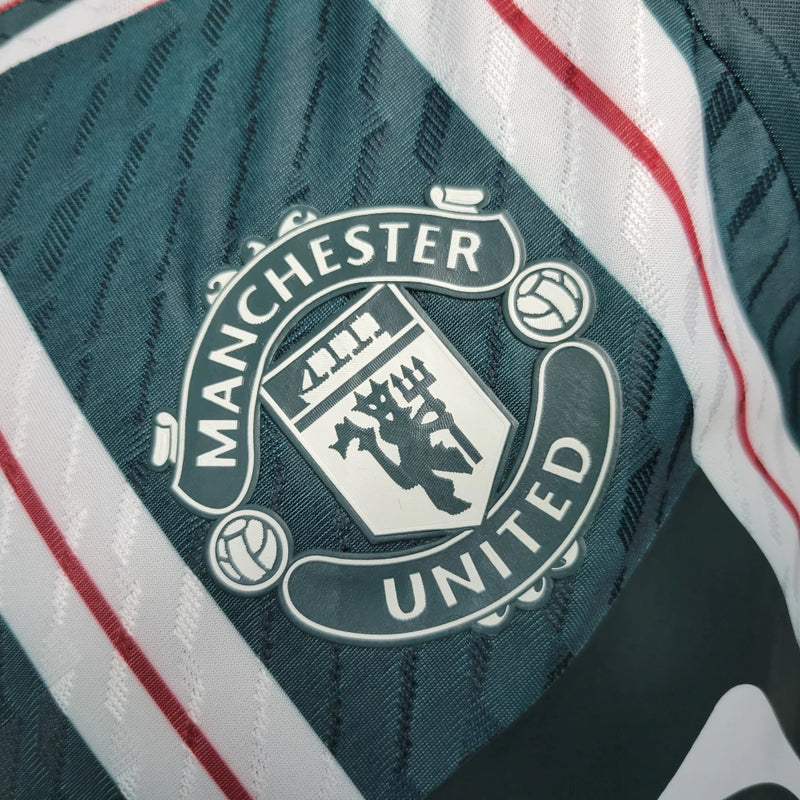 Camisa Manchester United Away II 2023/24 Adidas Jogador Masculina - modelo verde com detalhes escuros, uniforme de visitante da temporada, com escudo em destaque e design moderno que une tradição e estilo do clube inglês.
