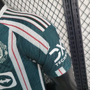 Camisa Manchester United Away II 2023/24 Adidas Jogador Masculina - modelo verde com detalhes escuros, uniforme de visitante da temporada, com escudo em destaque e design moderno que une tradição e estilo do clube inglês.