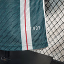 Camisa Manchester United Away II 2023/24 Adidas Jogador Masculina - modelo verde com detalhes escuros, uniforme de visitante da temporada, com escudo em destaque e design moderno que une tradição e estilo do clube inglês.