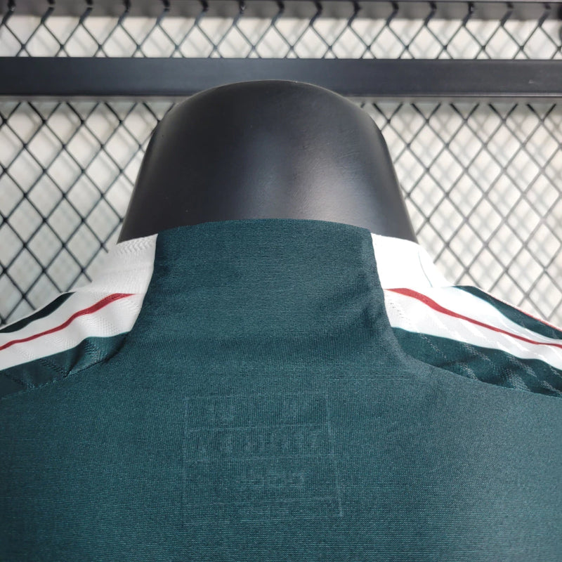 Camisa Manchester United Away II 2023/24 Adidas Jogador Masculina - modelo verde com detalhes escuros, uniforme de visitante da temporada, com escudo em destaque e design moderno que une tradição e estilo do clube inglês.