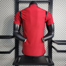 Camisa Manchester United Home I 2023/24 Adidas Jogador Masculina - modelo vermelho, uniforme principal da temporada, com escudo em destaque e design inspirado na tradição e história do clube inglês.