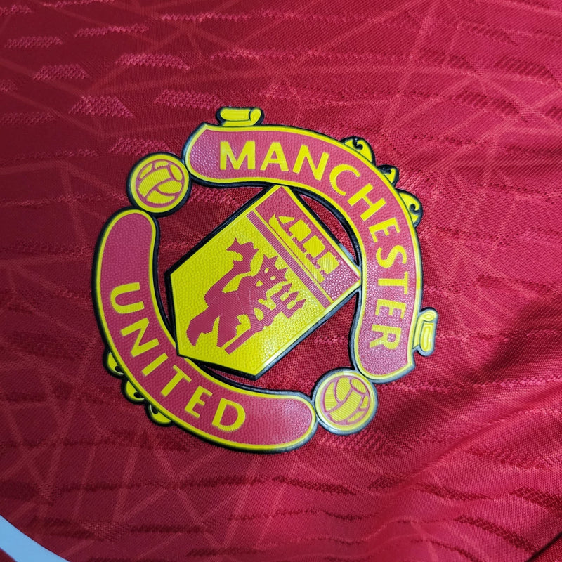 Camisa Manchester United Home I 2023/24 Adidas Jogador Masculina - modelo vermelho, uniforme principal da temporada, com escudo em destaque e design inspirado na tradição e história do clube inglês.