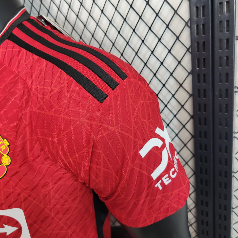 Camisa Manchester United Home I 2023/24 Adidas Jogador Masculina - modelo vermelho, uniforme principal da temporada, com escudo em destaque e design inspirado na tradição e história do clube inglês.
