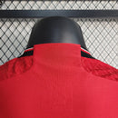 Camisa Manchester United Home I 2023/24 Adidas Jogador Masculina - modelo vermelho, uniforme principal da temporada, com escudo em destaque e design inspirado na tradição e história do clube inglês.