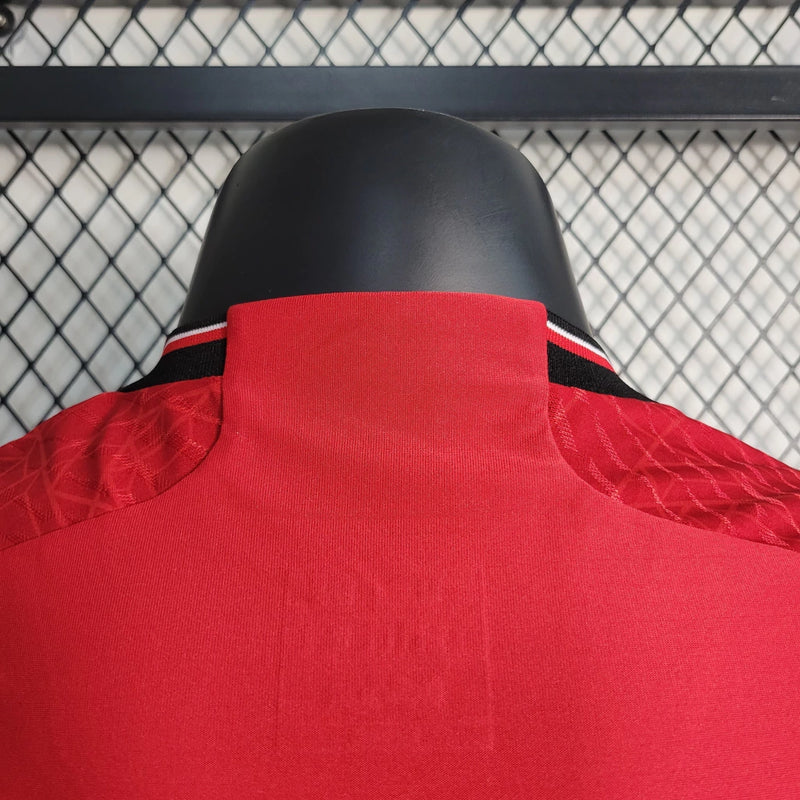 Camisa Manchester United Home I 2023/24 Adidas Jogador Masculina - modelo vermelho, uniforme principal da temporada, com escudo em destaque e design inspirado na tradição e história do clube inglês.