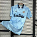 Camisa Manchester City Home I 1989/91 Umbro Retrô Masculina - modelo azul claro, uniforme clássico das temporadas 1989 a 1991, com escudo tradicional e design nostálgico que celebra a história do clube inglês.