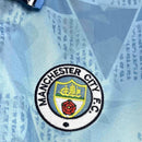 Camisa Manchester City Home I 1989/91 Umbro Retrô Masculina - modelo azul claro, uniforme clássico das temporadas 1989 a 1991, com escudo tradicional e design nostálgico que celebra a história do clube inglês.
