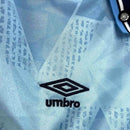 Camisa Manchester City Home I 1989/91 Umbro Retrô Masculina - modelo azul claro, uniforme clássico das temporadas 1989 a 1991, com escudo tradicional e design nostálgico que celebra a história do clube inglês.