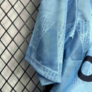 Camisa Manchester City Home I 1989/91 Umbro Retrô Masculina - modelo azul claro, uniforme clássico das temporadas 1989 a 1991, com escudo tradicional e design nostálgico que celebra a história do clube inglês.