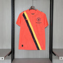 Camisa Manchester City Kidsuper Mundial 2025/26 Puma Torcedor Masculina - modelo laranja, edição especial da temporada, com escudo em destaque e design criativo que une arte e futebol com o estilo marcante do clube inglês