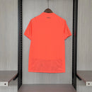 Camisa Manchester City Kidsuper Mundial 2025/26 Puma Torcedor Masculina - modelo laranja, edição especial da temporada, com escudo em destaque e design criativo que une arte e futebol com o estilo marcante do clube inglês