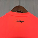 Camisa Manchester City Kidsuper Mundial 2025/26 Puma Torcedor Masculina - modelo laranja, edição especial da temporada, com escudo em destaque e design criativo que une arte e futebol com o estilo marcante do clube inglês