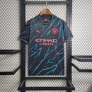 Camisa Manchester City Away II 2023/24 Puma Torcedor Masculina - modelo azul, uniforme de visitante da temporada, com escudo em destaque e design moderno que combina estilo e identidade do clube inglês.