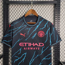 Camisa Manchester City Away II 2023/24 Puma Torcedor Masculina - modelo azul, uniforme de visitante da temporada, com escudo em destaque e design moderno que combina estilo e identidade do clube inglês.