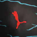 Camisa Manchester City Away II 2023/24 Puma Torcedor Masculina - modelo azul, uniforme de visitante da temporada, com escudo em destaque e design moderno que combina estilo e identidade do clube inglês.