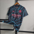 Camisa Manchester City Away II 2023/24 Puma Torcedor Masculina - modelo azul, uniforme de visitante da temporada, com escudo em destaque e design moderno que combina estilo e identidade do clube inglês.