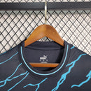 Camisa Manchester City Away II 2023/24 Puma Torcedor Masculina - modelo azul, uniforme de visitante da temporada, com escudo em destaque e design moderno que combina estilo e identidade do clube inglês.