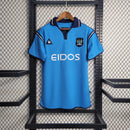 Camisa Manchester City Home I 2001/02 Retrô Masculina - modelo azul, uniforme principal clássico da temporada 2001/02, com escudo tradicional e design nostálgico que celebra a história do clube inglês.