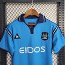 Camisa Manchester City Home I 2001/02 Retrô Masculina - modelo azul, uniforme principal clássico da temporada 2001/02, com escudo tradicional e design nostálgico que celebra a história do clube inglês.