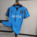 Camisa Manchester City Home I 2001/02 Retrô Masculina - modelo azul, uniforme principal clássico da temporada 2001/02, com escudo tradicional e design nostálgico que celebra a história do clube inglês.