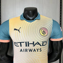 Camisa Manchester City 2024/25 Puma Jogador Masculina - modelo azul, uniforme principal da temporada em versão jogador, com escudo em destaque e design moderno que combina performance e identidade do clube inglês.