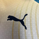 Camisa Manchester City 2024/25 Puma Jogador Masculina - modelo azul, uniforme principal da temporada em versão jogador, com escudo em destaque e design moderno que combina performance e identidade do clube inglês.