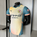 Camisa Manchester City 2024/25 Puma Jogador Masculina - modelo azul, uniforme principal da temporada em versão jogador, com escudo em destaque e design moderno que combina performance e identidade do clube inglês.