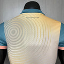 Camisa Manchester City 2024/25 Puma Jogador Masculina - modelo azul, uniforme principal da temporada em versão jogador, com escudo em destaque e design moderno que combina performance e identidade do clube inglês.