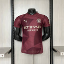 Camisa Manchester City Third III 2024/25 Puma Jogador Masculina - modelo vinho, terceiro uniforme da temporada, com escudo em destaque e design elegante que representa o estilo moderno do clube inglês.