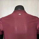 Camisa Manchester City Third III 2024/25 Puma Jogador Masculina - modelo vinho, terceiro uniforme da temporada, com escudo em destaque e design elegante que representa o estilo moderno do clube inglês.