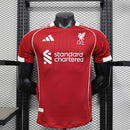 Camisa Liverpool Home I 2025/26 Adidas Jogador Masculina - modelo vermelho, uniforme principal da temporada, com escudo em destaque e design moderno que reflete a tradição e o orgulho do clube inglês.