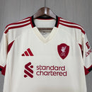 Camisa Liverpool Away II 2025/26 Adidas Torcedor Masculina - modelo branco com detalhes vermelhos, uniforme de visitante da temporada, com escudo em destaque e design moderno que representa a elegância e tradição do clube inglês.