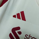 Camisa Liverpool Away II 2025/26 Adidas Torcedor Masculina - modelo branco com detalhes vermelhos, uniforme de visitante da temporada, com escudo em destaque e design moderno que representa a elegância e tradição do clube inglês.