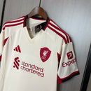 Camisa Liverpool Away II 2025/26 Adidas Torcedor Masculina - modelo branco com detalhes vermelhos, uniforme de visitante da temporada, com escudo em destaque e design moderno que representa a elegância e tradição do clube inglês.