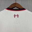 Camisa Liverpool Away II 2025/26 Adidas Torcedor Masculina - modelo branco com detalhes vermelhos, uniforme de visitante da temporada, com escudo em destaque e design moderno que representa a elegância e tradição do clube inglês.