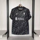 Camisa Liverpool Goleiro 2024/25 Nike Torcedor Masculina - modelo preto, uniforme de goleiro da temporada, com escudo em destaque e design moderno que transmite força e estilo sob as traves.