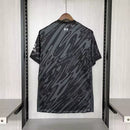 Camisa Liverpool Goleiro 2024/25 Nike Torcedor Masculina - modelo preto, uniforme de goleiro da temporada, com escudo em destaque e design moderno que transmite força e estilo sob as traves.