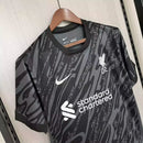 Camisa Liverpool Goleiro 2024/25 Nike Torcedor Masculina - modelo preto, uniforme de goleiro da temporada, com escudo em destaque e design moderno que transmite força e estilo sob as traves.