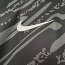 Camisa Liverpool Goleiro 2024/25 Nike Torcedor Masculina - modelo preto, uniforme de goleiro da temporada, com escudo em destaque e design moderno que transmite força e estilo sob as traves.