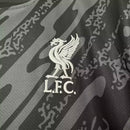 Camisa Liverpool Goleiro 2024/25 Nike Torcedor Masculina - modelo preto, uniforme de goleiro da temporada, com escudo em destaque e design moderno que transmite força e estilo sob as traves.