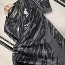 Camisa Liverpool Goleiro 2024/25 Nike Torcedor Masculina - modelo preto, uniforme de goleiro da temporada, com escudo em destaque e design moderno que transmite força e estilo sob as traves.