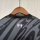 Camisa Liverpool Goleiro 2024/25 Nike Torcedor Masculina - modelo preto, uniforme de goleiro da temporada, com escudo em destaque e design moderno que transmite força e estilo sob as traves.