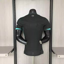 Camisa Liverpool Away II 2024/25 Nike Jogador Masculina - modelo preto, uniforme de visitante da temporada, com escudo em destaque e design moderno que une desempenho e o estilo marcante do clube inglês.