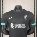 Camisa Liverpool Away II 2024/25 Nike Jogador Masculina - modelo preto, uniforme de visitante da temporada, com escudo em destaque e design moderno que une desempenho e o estilo marcante do clube inglês.