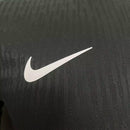 Camisa Liverpool Away II 2024/25 Nike Jogador Masculina - modelo preto, uniforme de visitante da temporada, com escudo em destaque e design moderno que une desempenho e o estilo marcante do clube inglês.