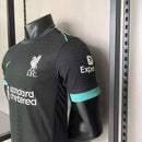 Camisa Liverpool Away II 2024/25 Nike Jogador Masculina - modelo preto, uniforme de visitante da temporada, com escudo em destaque e design moderno que une desempenho e o estilo marcante do clube inglês.