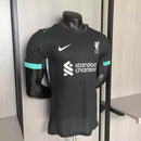 Camisa Liverpool Away II 2024/25 Nike Jogador Masculina - modelo preto, uniforme de visitante da temporada, com escudo em destaque e design moderno que une desempenho e o estilo marcante do clube inglês.