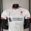 Camisa Liverpool Third III 2024/25 Nike Jogador Masculina - modelo branco, terceiro uniforme da temporada, com escudo em destaque e design clean que representa a modernidade e tradição do clube inglês.